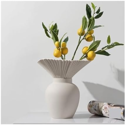 Nahaufnahme der glatten, runden Öffnung und matten Oberfläche der Keramikvase.