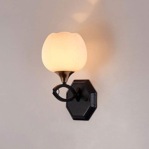 Lámpara de pared de metal negro con pantalla blanca en forma de pez