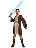 Mit knielangem Kleid mit weiten Ärmeln und Kapuze, sowie separater Stoffgürtel und Stulpen, die hohe Stiefel imitieren