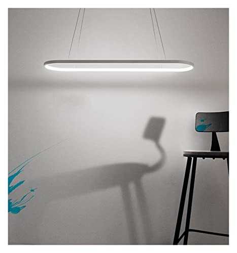 Lustre moderne à LED suspendu au-dessus d'une table à manger chaleureuse