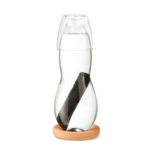 BLACK + BLUM - Carafe en Verre Borosilicate avec Bâton de Charbon de Bois Actif Binchotan + Verre et Repose Verre en Liège - Purification de l'Eau - Hydratation Saine - Durée de Vie 6 Mois - 800ml