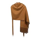 NUESTROS COMPLEMENTOS: Echarpe Saibi en nuestro característico color marrón vicuña. El fleco es de piel de ante de una excelente calidad. Las principales características de este chal son la elegancia y la suavidad. Fabricada de manera artesanal en España