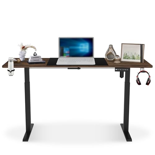NAIZY Escritorio ajustable en altura de 140 x 60 cm, mesa de juegos con puerto de carga tipo C, soporte para bebidas y soporte para auriculares, mesa de oficina ajustable eléctrica, color marrón