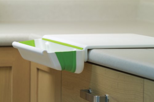 Planche à découper avec bac pour stopper le plan de travail encombré d'épluchures