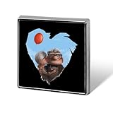 ピンバッジ カールじいさんの空飛ぶ家 ブローチ 徽章 ボタンブローチ 缶バッジ 合金製 襟章 アクセサリー 正方形 お洒落 軽量 人気