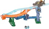 Hot Wheels RacerVerse Jurassic World Choque y zambullida Conjunto con vehículo metálico de velocirraptor, carrera jurásica contra el espinosaurio, JFP32