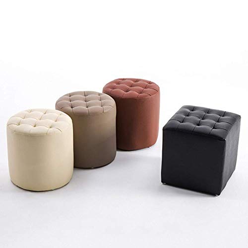 Tabouret en cuir autour de la table basse pour un café convivial