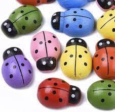 JOY STORE 80 pièces de coccinelles adhésives en 4 couleurs différentes. Coccinelles décoratives pour bonbonnières rouge, vertes, calestes et rose.