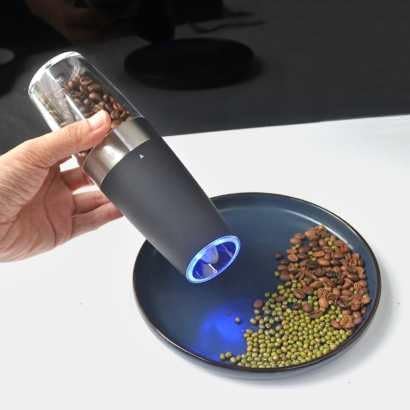 Miniatura 9 de Molinillo eléctrico de sal o pimienta, activación por gravedad, operación de una sola vez, con luz LED azul (negro)