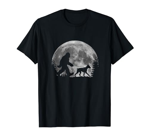 Bigfoot promenant un chien drôle Doberman Pinscher Moon Halloween T-Shirt