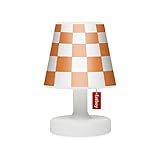 PRAKTISCH & ROBUST: Das Material der Außenseite der Tischlampe Edison the Petit besteht aus robustem Polyethylen. Somit ist die 25 cm hohe und 16 cm breite runde LED Taschenlampe spritzwassergeschützt sowie auch UV-resistent. Die Fatboy Nachttischlampe lässt sich zudem einfach mit warmem Wasser und milder Seife reinigen.