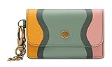 ¡Con este FOSSIL monedero tienes todas las finanzas importantes de un vistazo! Cada pequeña cosa encuentra su lugar en el FOSSIL monedero y te ahorras una larga búsqueda. Equipado con mosquetones extra. Dimensiones: 10.5 x 7.5 x 2 cm