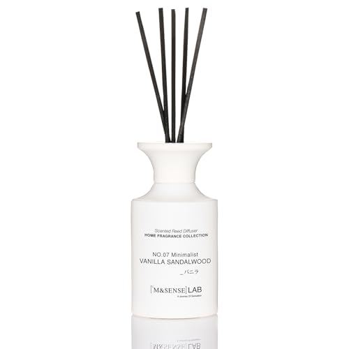 【Design Minimalista in Vetro】 Con il suo design elegante e minimalista, disponibile in versione vetro nero o bianco , questo diffusore si integra perfettamente in ogni ambiente. La bottiglia di vetro sofisticata funge anche da oggetto di design, ideale come decorazione per il tavolo o complemento d'arredo per la casa moderna, aggiungendo un tocco di stile a qualsiasi stanza.