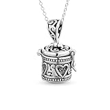 El colgante de caja abrible está diseñado para guardar recuerdos preciados como deseos, notas o un mechón de cabello cerca de tu corazón. Aunque es ideal para recuerdos valiosos, ten en cuenta que estos colgantes no están completamente sellados y no pueden contener cenizas sin sellar a menos que se sellen previamente. También puedes usarlos para un toque de perfume, un proverbio significativo o recuerdos atesorados, todos mantenidos cerca de tu corazón.