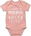 Shirtracer Statement Sprüche Baby - I Listen to Death Metal with My dad weiß - 3/6 Monate - Babyrosa - Geschenk - BZ10 - Baby Body Kurzarm für Jungen und Mädchen