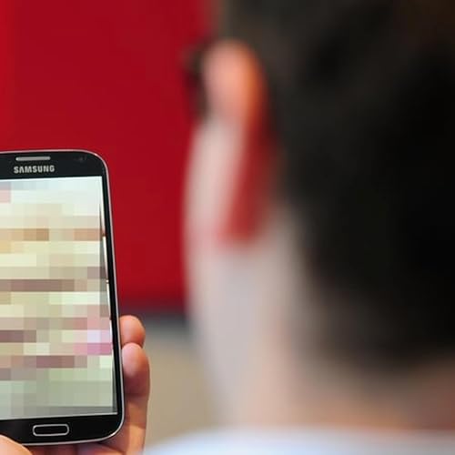 "Alcohol, cocaine and porn...I'd lock myself in a room and just be staring at a telly" copertina