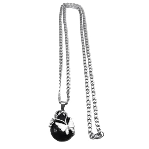 Collier gothique en pierre noire et pendentif papillon aux finitions artisanales