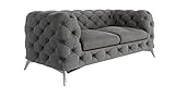 sofa 2 sitzer grau HOCHWERTIGE MATERIALIEN: Unser Chesterfield-Sofa wurde aus hochwertigen Materialien in EU hergestellt und ist für 2 Personen geeignet. Die Sitzfläche wurde aus hochelastischem Polyurethanschaum und Samtstoff gefertigt. Die Rücken- und Armlehnen wurden ebenfalls mit Schaumstoff ausgepolstert. Das Gestell des Sofas ist aus MDF, HDF, Massivholz und Spanplatte gefertigt.