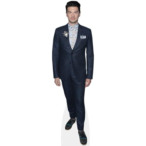 Bild: Devin Kawaoka (Suit) Pappaufsteller mini f�r 24,97 EUR bei amazon.de