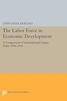Paperback The Labor Force in Economic Development: A Comparison of International Census Data, 1946-1966 Book