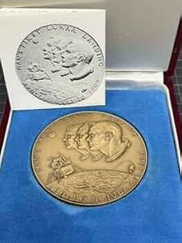 アポロ　月面着陸記念　銅メダル Amazon.co.jp: アポロ11号 月面着陸記念 大型メダル 銅製