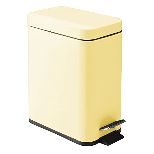 mDesign Cubo de Basura Rectangular de 5 litros – Compacto contenedor de residuos con cubeta Interior para Oficina, baño o Dormitorio – Moderna Papelera de Metal y plástico – Amarillo Claro