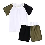 Conjunto de dos piezas que incluye una camiseta de manga corta y pantalones cortos a juego para un completo y elegante