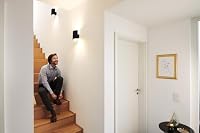 LEDVANCE ORBIS TWIST SMART+ Wi-Fi Leuchte, dimmbare LED Wandleuchte, 12W, Farbtemperatur von 3000-6500K, 600 Lumen, Farbkombination schwarz/kupfer, aufgedrehter Zylinderform, 23x12cm – Ansicht 2