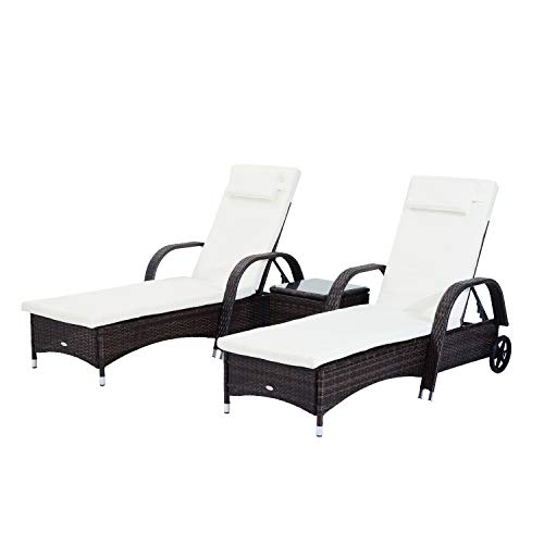 Outsunny Lot de 2 transats Bains de Soleil Grand Confort : Matelas, têtière, Inclinaison réglable multipostions, accoudoirs, roulettes + Table Basse Verre...