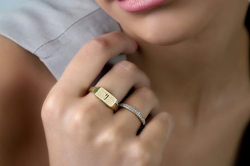 Bague personnalisée rectangle à porter au quotidien avec initiale