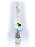 Vela de bautizo cigüeña con encaje Vela de bautizo decorada con la imagen de una cigüeña con una mantita, rafia en color rosa, o azul, un lazo de encaje con un chupete y dos perlas blancas, y un ramillete de flores