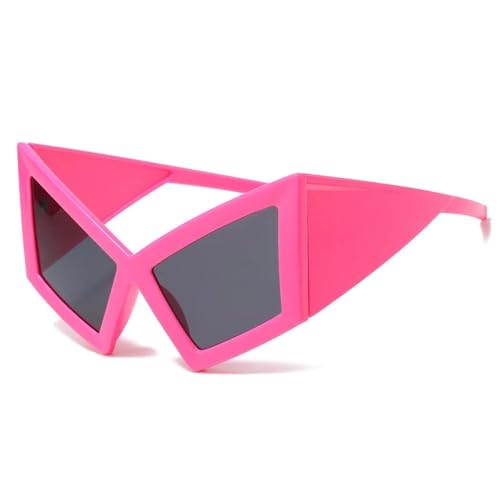 Lunettes de soleil œil de chat pour un look estival rétro et punk en terrasse
