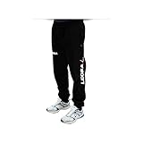Realizzati in 100% poliestere, i pantaloni Bogota’ presentano una linea dritta con leggero restringimento sul fondo gamba per un fit confortevole. La vita è elasticizzata e dotata di coulisse interna per regolazione personalizzata. Due tasche laterali con zip garantiscono spazio sicuro per piccoli oggetti e dispongono di fodera a rete per traspirabilità. Zip sul fondo gamba facilitano la calzata e permettono di adattare la vestibilità alla caviglia. Cuciture rinforzate e logo applicato sulla coscia completano il design con un tocco tecnico, ideale per allenamenti e attività all’aperto. nero