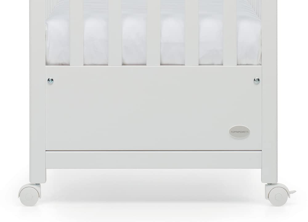 Foppapedretti Lettino Culla con Sponda a Scomparsa Pikkoletto, Made in Italy, Legno di Faggio, Rete a doghe a 3 altezze, Materassino Incluso, 112x61x106 cm, ruote piroettanti, Bianco