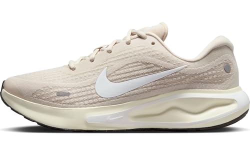 Nike Femme Journey Run Straßenlaufschuh für Damen Chaussures de Course sur Route, Lt Orewood BRN White Hemp Coconut Milk, 44.5 EU