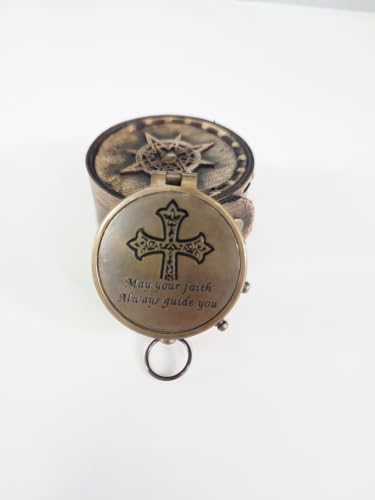 Brújula de bolsillo artesanal de latón con estuche de cuero, con cruz cristiana grabada y mensaje “Que tu fe siempre te guíe”, diseño vintage para hombres, papá, esposo y viajeros miniatura 3