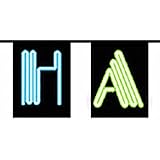 FACILE À ACCROCHER : Conçue pour pouvoir s'accrocher aux murs ou à d'autres installations, la guirlande drapeau Bonne année Néon d'une longueur de 5 mètres environ peut se clouter, se nouer ou s'attacher avec une punaise. Autant de choix simples s'offrent à vous.