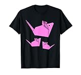 Nuestro diseño de ropa de origami cuenta con una madre ratón de origami rosa y sus dos lindos ratones bebés rosados. Los ratones origami representan abundancia y a menudo se pensaba que brindaban éxito y prosperidad.