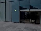 notlok Safety Work – Tabliczka "Miejsce Zbiórki" świecąca w ciemności | 15 x 15 cm | Fotoluminescencyjna płyta PVC z taśmą klejącą | Zgodna z DIN EN ISO 7010 i DIN 67510 | Znak ewakuacyjny