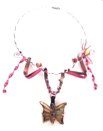 Ras de cou femme avec un pendentif papillon en verre italien de la nacre et des perles en cristal et du fil aluminium, fushia et marron.