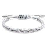 Das Armband mit der Bedeutung Glück ist aus Seil gewebt. Es gibt viele Farben zur Auswahl. Sie können es alleine oder in Kombination tragen. Verleiht Ihrem Handgelenk satte Farben. Ich glaube, dieses Produkt wird Menschen anziehen.