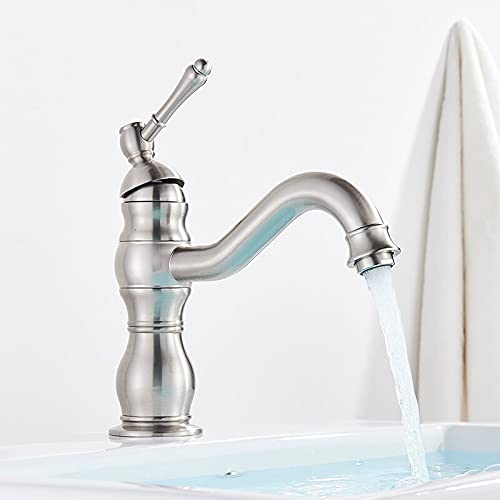 Mitigeur bec pivotant au look industriel pour créer une salle de bain tendance