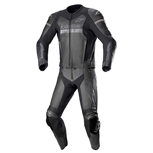 Gli inserti del pannello elasticizzato a fisarmonica posizionati strategicamente sono stati progettati per ospitare alpinestars Airbag System, consentendo l'espansione quando l'airbag si gonfia ma offrendo anche un alto livello di prestazioni anatomiche e una vestibilità superiore quando si guida senza il sistema montato. Costruzione multi-pannello bovina per resistenza, comfort e resistenza all'abrasione superiore. La giacca è dotata di una schiena corta con un ampio pannello elasticizzato per il massimo comfort del ciclista. Rinforzo interno in camoscio del ginocchio per l'aderenza sulla moto. I pannelli in pelle traforata sono posizionati ...