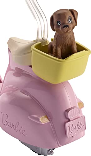 Barbie Mobilier Scooter, moto rose pour poupées, fournie avec casque et panier jaune et figurine de chien, jouet pour enfant, FRP56
