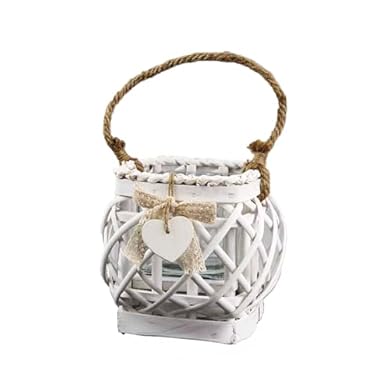 Ma Maison Lanterna da Arredo Ary con Porta Candela in Vetro: 14x20 cm, Realizzata in Vimini Bianco con Corda - Stile Shabby Romantica ed Elegante - Perfetta per Interni ed Esterni.: vedi il prezzo e le caratteristiche Foto di Ma Maison Lanterna da Arredo Ary con Porta Candela in Vetro: 14x20 cm, Realizzata in Vimini Bianco con Corda - Stile Shabby Romantica ed Elegante - Perfetta per Interni ed Esterni.