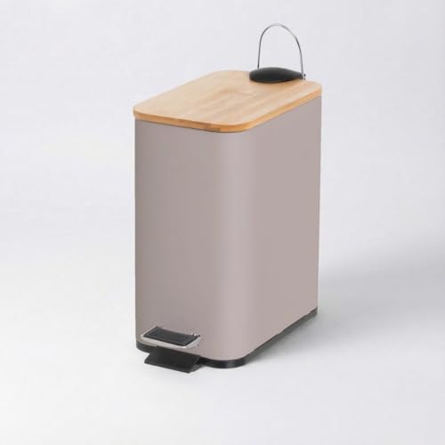 Papelera de pedal rectangular de 5 litros con acabado mate. Tapa de bambú y cuerpo de metal beige. Cubo interior de polipropileno extraíble con asa. Medidas: 25x14x27 cm.