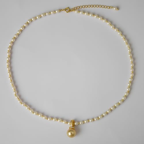 Petite perle dorée sur collier de perles fines d'hiver pour pull col roulé