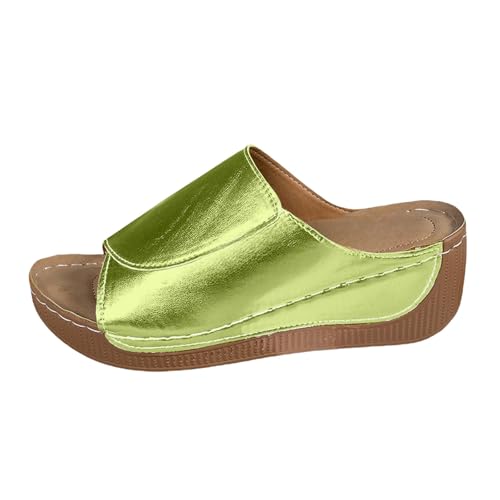 Versatili per tutti i giorni e le vacanze: queste pantofole da bagno sono la scelta perfetta per una varietà di attività estive. Come pantofole leggere portano comfort nelle proprie quattro pareti, mentre in spiaggia proteggono i piedi da sabbia calda e piccole pietre. Sono ideali anche per visitare la piscina, la sauna o la palestra. Il design semplice e senza tempo in colori sobri si può combinare facilmente e lo rende un pratico compagno