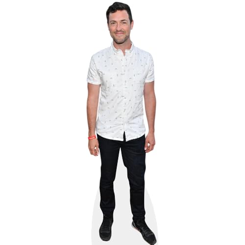 Bild: Brendan Hines (White Shirt) Pappaufsteller mini f�r 24,97 EUR bei amazon.de