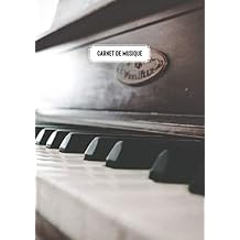 Carnet de Musique avec partitions - Journal de tablatures et portees avec couverture motif piano pour les amoureux de cet instrument, que ce soit piano droit ou piano a queue. French Edition